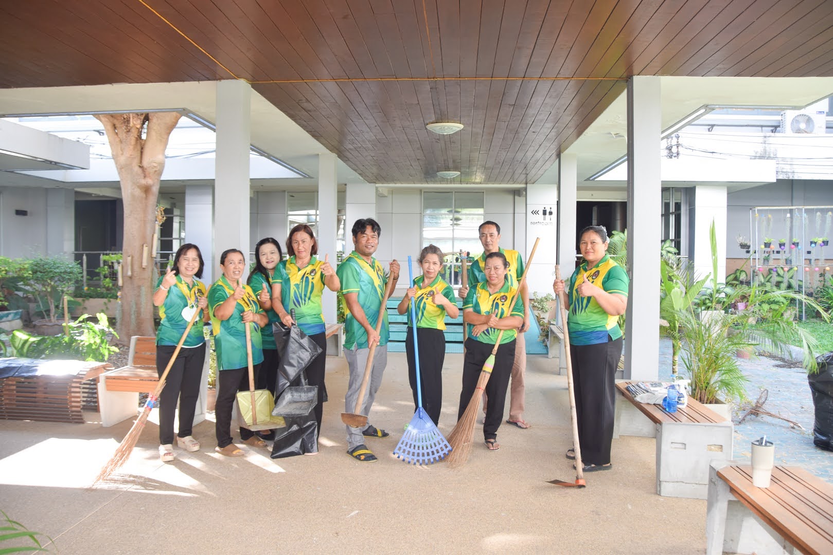 ผู้บริหารและบุคลากร สำนักวิทยบริการและเทคโนโลยีสารสนเทศ มหาวิทยาลัยราชภัฏเพชรบุรี ดำเนินกิจกรรม Big Cleaning Day