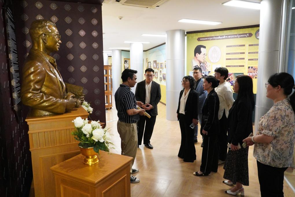 สำนักวิทยบริการและเทคโนโลยีสารสนเทศ มหาวิทยาลัยราชภัฏเพชรบุรี ให้การต้อนรับคณะผู้บริหารจากมหาวิทยาลัยคู่ความร่วมมือ Qujing Normal University สาธารณรัฐประชาชนจีน เพื่อนำชมศูนย์เรียนรู้ศาสตร์พระราชาและภูมิปัญญาราชภัฏเพชรบุรี