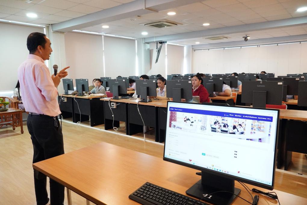 สำนักวิทยบริการและเทคโนโลยีสารสนเทศ จัดกิจกรรมส่งเสริมทักษะการเรียนรู้สารสนเทศในหัวข้อ “ทักษะการเรียนรู้ด้านสารสนเทศและเทคโนโลยี” แก่นักศึกษาชั้นปีที่ 1 สาขาวิชาสังคมศึกษา คณะมนุษยศาสตร์และสังคมศาสตร์ มหาวิทยาลัยราชภัฏเพชรบุรี