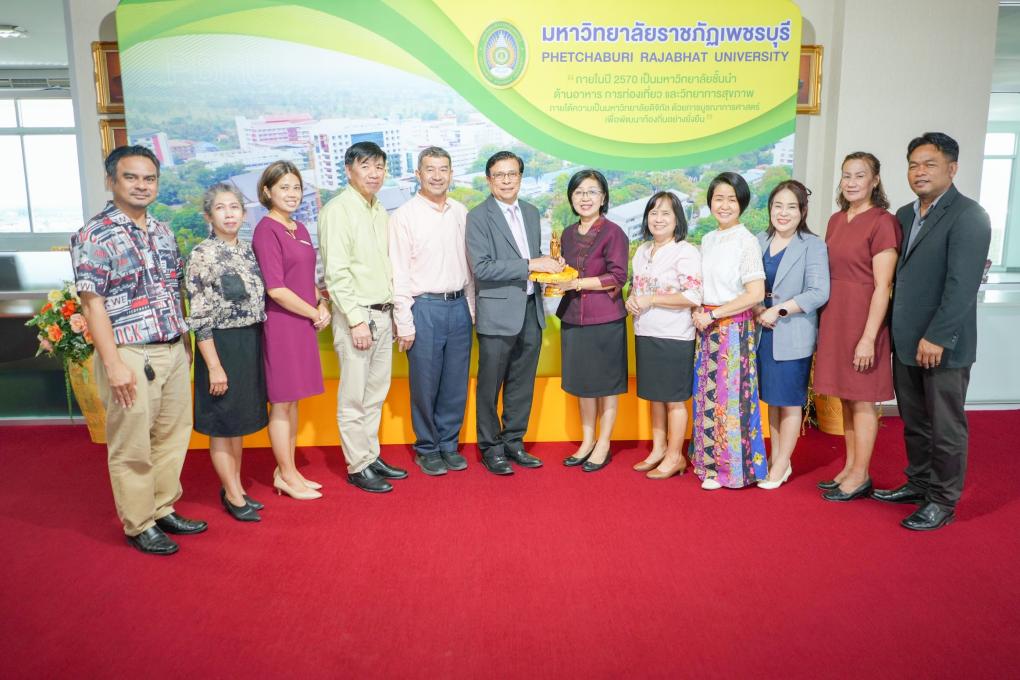 คณะผู้บริหาร และบุคลากรสำนักวิทยบริการและเทคโนโลยีสารสนเทศ มหาวิทยาลัยราชภัฏเพชรบุรี เข้าพบท่านอธิการบดี และรองอธิการบดีมหาวิทยาลัยราชภัฏเพชรบุรีเพื่อแสดงมุทิตาจิตและมอบของที่ระลึกเนื่องในโอกาสครบวาระการดำรงตำแหน่ง