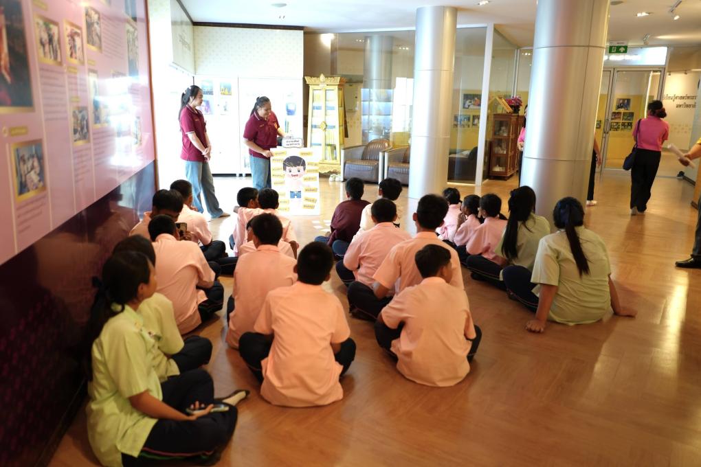 สาขาวิชาภาษาไทย คณะมนุษยศาสตร์และสังคมศาสตร์มหาวิทยาลัยราชภัฏเพชรบุรี ร่วมกับ กลุ่มสาระการเรียนรู้ภาษาไทย โรงเรียนเขาย้อยวิทยา ใช้แหล่งเรียนรู้ศูนย์เรียนรู้ศาสตร์พระราชาและภูมิปัญญาราชภัฏเพชรบุรี สำนักวิทยบริการและเทคโนโลยีสารสนเทศ เป็นฐานการเรียนรู้คำราชาศัพท์ และการอ่านออกเสียง