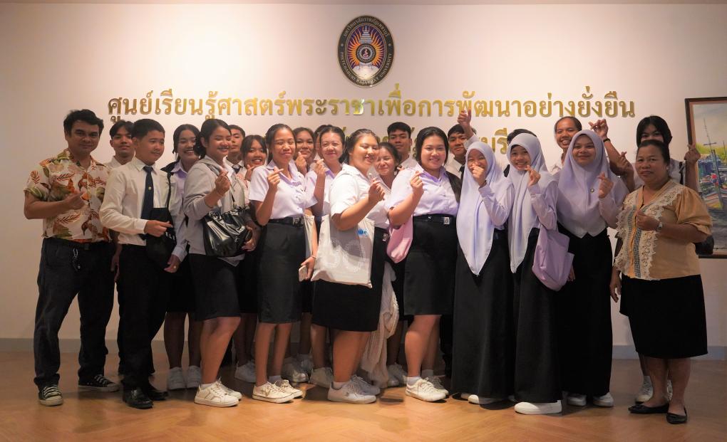 วันที่ 14 กรกฏาคม 2568  สำนักวิทยบริการฯ นำนักศึกษาสาขาวิชาวิทยาศาสตร์และเทคโนโลยี และนักศึกษาสาขาวิชาภาษาไทย ชั้นปีที่ 1 เข้าเยี่ยมชมศูนย์เรียนรู้ศาสตร์พระราชาและภูมิปัญญาราชภัฏเพชรบุรี และทำความรู้จักกับสำนักวิทยบริการและเทคโนโลยีสารสนเทศ มหาวิทยาลัยราชภัฏเพชรบุรี
