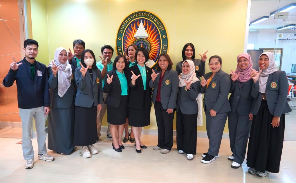 สำนักวิทยบริการและเทคโนโลยีสารสนเทศ  ให้การต้อนรับผู้บริหารและบุคลากร ศูนย์บรรณสารสนเทศ สำนักวิทยบริการและเทคโนโลยีสารสนเทศ มหาวิทยาลัยราชภัฏยะลา จำนวน 10 ท่าน  เข้าศึกษาดูงานและแลกเปลี่ยนเรียนรู้เกี่ยวกับแนวทางการดำเนินงานห้องสมุดสีเขียว ตลอดจนส่งเสริมความร่วมมือในการพัฒนาและขยายเครือข่ายห้องสมุดสีเขียวให้เข็มแข็งยิ่งขึ้น