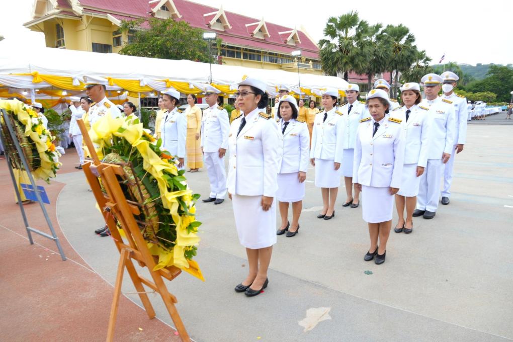 วันที่ 13 ตุลาคม 2568 เวลา 07.00 น. ณ ลานรัฐพิธี ศาลากลางจังหวัดเพชรบุรี รศ.ดร. พัชรศักดิ์ อาลัย รักษาราชการแทนอธิการบดีมหาวิทยาลัยราชภัฏเพชรบุรี มอบหมายให้ อ.ปิยวรรณ คุสินธุ์ ผู้อำนวยการสำนักวิทยบริการและเทคโนโลยีสารสนเทศพร้อมด้วยคณะผู้บริหารและบุคลากรสำนักวิทยบริการและเทคโนโลยีสารสนเทศ เข้าร่วมพิธีทำบุญตักบาตรถวายพระราชกุศล และพิธีวางพวงมาลาถวายราชสักการะ เนื่องใน “วันนวมินทรมหาราช” ประจำปี 2568
