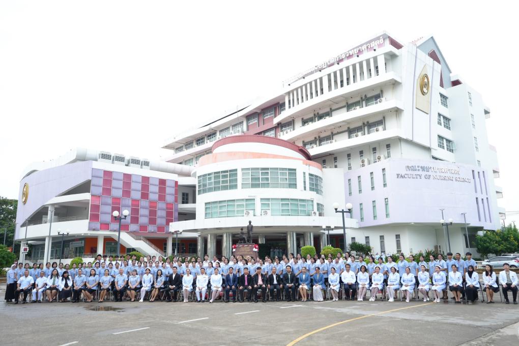 บุคลากรสำนักวิทยบริการและเทคโนโลยีสารสนเทศ เข้าร่วมพิธีถวายราชสักการะและบำเพ็ญสาธารณประโยชน์เพื่อถวายเป็นพระราชกุศลแด่สมเด็จพระศรีนครินทราบรมราชชนนี เนื่องในวันพยาบาลแห่งชาติ ที่คณะพยาบาลศาสตร์และวิทยาการสุขภาพได้จัดขึ้น ณ ลานพระบรมราชานุสาวรีย์ คณะพยาบาลศาสตร์และวิทยาการสุขภาพ มหาวิทยาลัยราชภัฏเพชรบุรี