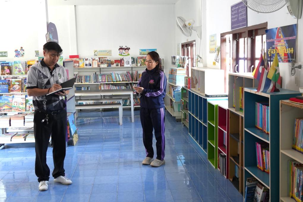 สำนักวิทยบริการฯ มหาวิทยาลัยราชภัฏเพชรบุรี ลงพื้นที่สำรวจห้องสมุดโรงเรียนตำรวจตระเวนชายแดนนเรศวรบ้านห้วยโสก ตำบลป่าเด็ง อำเภอแก่งกระจาน จังหวัดเพชรบุรี เพื่อเป็นการเตรียมความพร้อมการในการดำเนินงานกิจกรรมภายใต้โครงการโครงการยกระดับคุณภาพการศึกษาด้วยนวัตกรรมการเรียนรู้สมัยใหม่ในจังหวัดเพชรบุรีและประจวบคีรีขันธ์