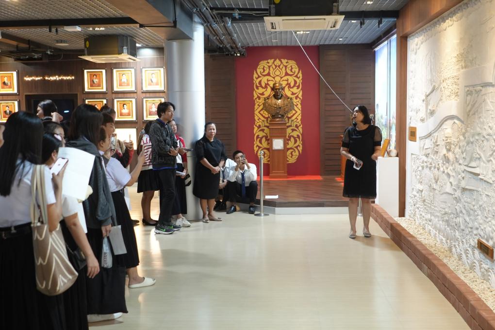 สำนักวิทยบริการและเทคโนโลยีสารสนเทศ มหาวิทยาลัยราชภัฏเพชรบุรี นำนักศึกษาสาขารัฐประศาสนศาสตร์ คณะมนุษยศาสตร์และสังคมศาสตร์ เข้าเยี่ยมชมศูนย์เรียนรู้ศาสตร์พระราชาและภูมิปัญญาราชภัฏเพชรบุรี ซึ่งเป็นการบูรณาการกับการเรียนการสอนรายวิชา 