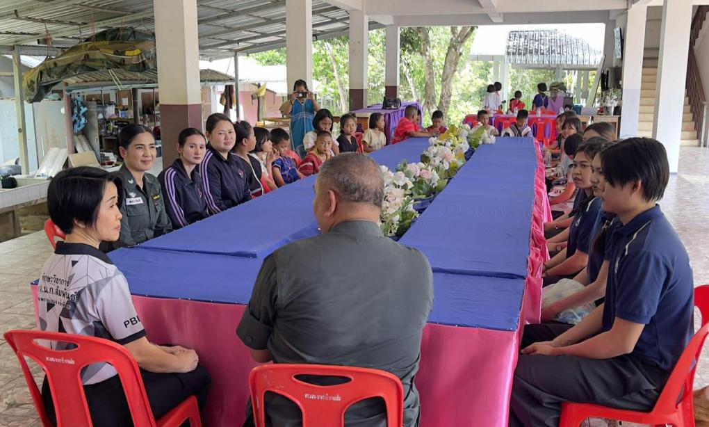 สำนักวิทยบริการและเทคโนโลยีสารสนเทศ มหาวิทยาลัยราชภัฏเพชรบุรี ลงพื้นที่ดำเนินกิจกรรมอบรมส่งเสริมการอ่านและความรู้ด้านสิ่งแวดล้อม พร้อมทั้งจัดอบรมยุวบรรณารักษ์ให้แก่คณะครูและนักเรียน ณ โรงเรียนตำรวจตระเวนชายแดนบ้านโป่งลึก ตำบลห้วยแม่เพรียง อำเภอแก่งกระจาน จังหวัดเพชรบุรี