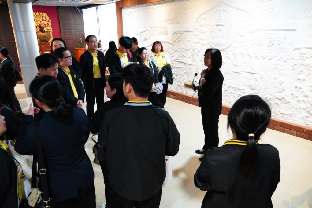 วันที่ 31 มีนาคม พ.ศ. 2569 คณะผู้บริหาร คณาจารย์ และบุคลากรจากคณะวิทยาศาสตร์สิ่งแวดล้อม มหาวิทยาลัยราชภัฏเชียงใหม่ เข้าศึกษาดูงานและเยี่ยมชมศูนย์เรียนรู้ศาสตร์พระราชาและภูมิปัญญามหาวิทยาลัยราชภัฏเพชรบุรี