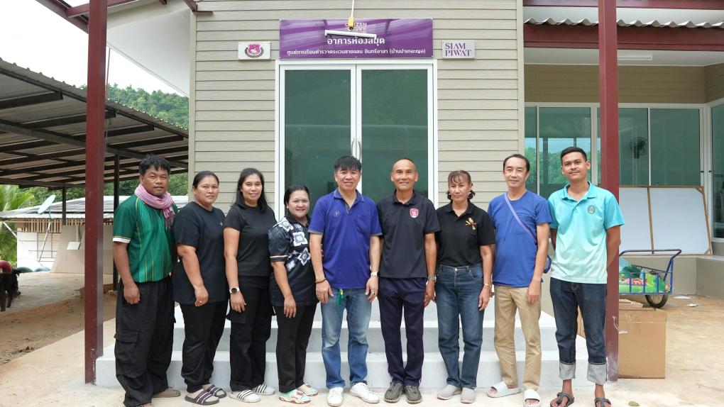 สำนักวิทยบริการและเทคโนโลยีสารสนเทศ มหาวิทยาลัยราชภัฏเพชรบุรี ลงพื้นที่จัดกิจกรรมการพัฒนาห้องสมุดโรงเรียนตำรวจตระเวนชายแดนศูนย์การเรียนรู้ตำรวจตระเวนชายแดนอินทรีย์อาสา (บ้านปาเกอะญอ) ตำบลป่าเด็ง อำเภอแก่งกระจาน จังหวัดเพชรบุรี ในกิจกรรมโครงการยกระดับคุณภาพการศึกษาโรงเรียนขนาดเล็กสังกัด สพฐ. โรงเรียน ตชด. และโรงเรียนกองทุนการศึกษา